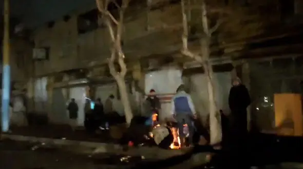 این نقطه تهران زنان شب روی کارتن می خوابند و مردان کنار جوی آب / اینجا شوش است به وقت زمستان 1401 + فیلم