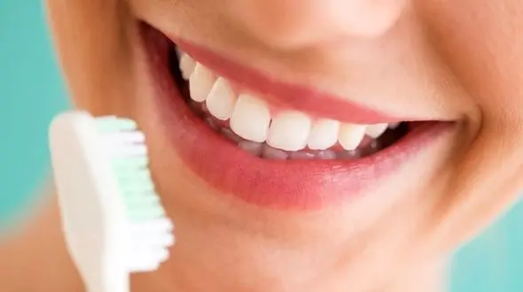 علت زرد شدن دندان ها چیست؟