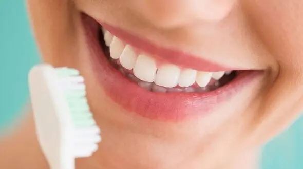 علت زرد شدن دندان ها چیست؟