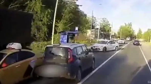 ببینید | لحظات پرالتهاب سکته کردن یک زن در حین رانندگی! + فیلم 