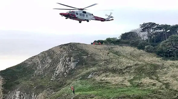 نجات 2 کوهنورد توسط هلی کوپتر گارد ساحلی / آن ها در صخره ها گیر کرده بودند + فیلم 