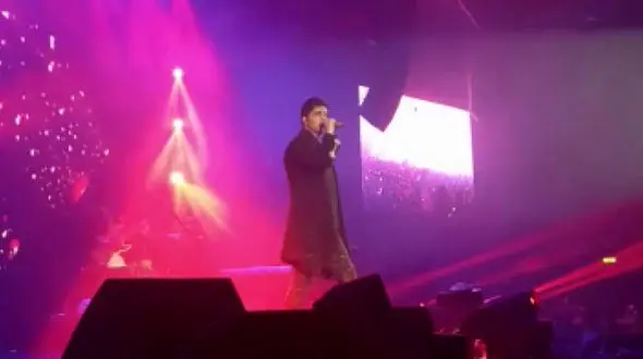 پرفورمنس آهنگ جدید فرزاد فرزین در کنسرت موسیقی اش +فیلم