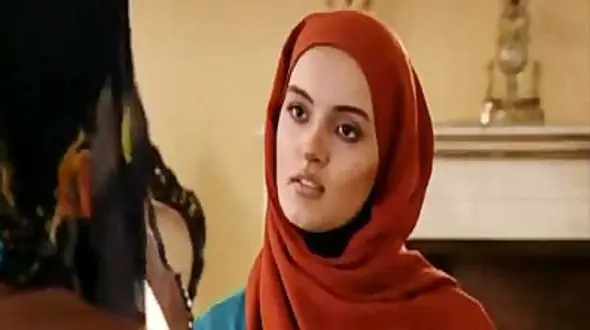 استایل جدید نیلوفر پارسا مورد توجه قرار گرفت / بیتای «آوای باران» با کت شتری و کلاه بیسبال, در قاب گرم پاییز