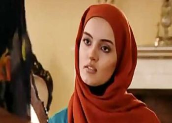 استایل جدید نیلوفر پارسا مورد توجه قرار گرفت / بیتای «آوای باران» با کت شتری و کلاه بیسبال, در قاب گرم پاییز