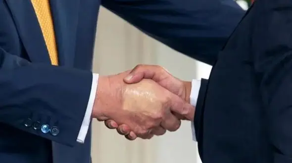 علت کبودی های روی دست ترامپ چیست؟