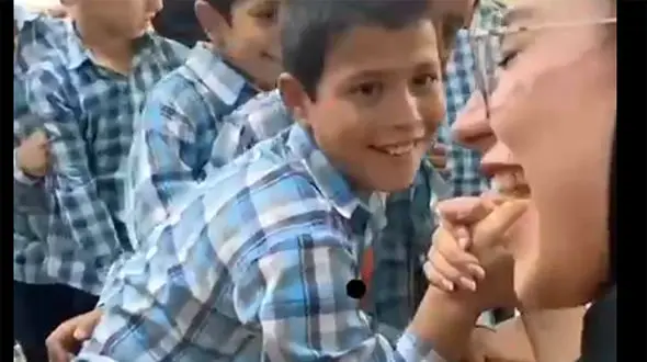 فیلم جنجالی  مچ اندازی خانم معلم با دانش‌آموزان پسر !