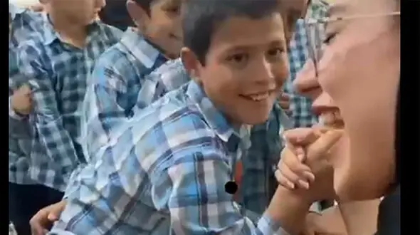 فیلم جنجالی  مچ اندازی خانم معلم با دانش‌آموزان پسر !
