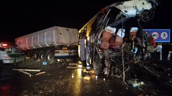 27 مصدوم در تصادف هولناک تریلی و اتوبوس مسافربری در آزادراه کاشان-قم