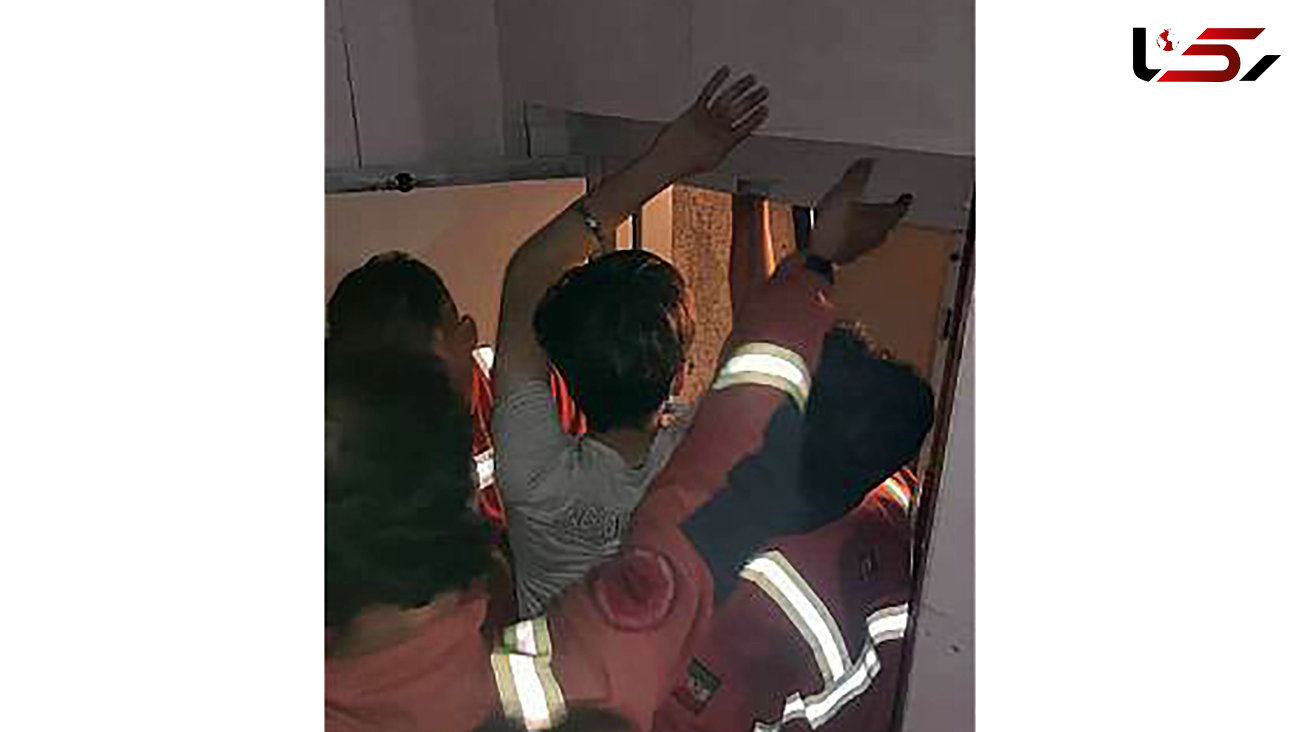 عکس از صحنه گیر کردن دست مرد تهرانی در آسانسور