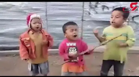 آوازخوانی سه کودک فقیر در مقابل دوربین+فیلم