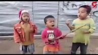 آوازخوانی سه کودک فقیر در مقابل دوربین+فیلم