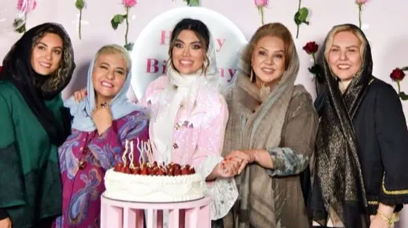 فیلم/ نگاهی به جشن تولد شاهانه فوق لاکچری هنرمندان در عرشه کشتی با سور و سات شبانه/ نسرین مقانلو، افسانه چهره‎‌آزاد، رابعه اسکویی و مجری نوستالژی