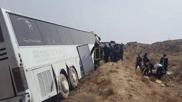 واژگونی خونین اتوبوس در سمنان/ 29 مسافر زخمی و یک نفر کشته