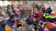 فیلم / امدادگران ایرانی 3 ترکیه‌ای را زنده از زیرآوار بیرون آوردند 
