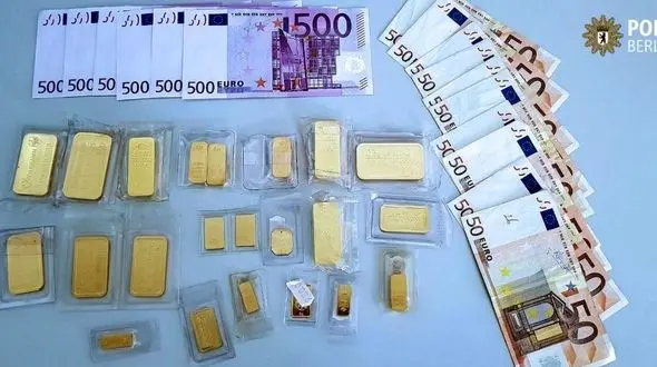 پیدا شدن گنج طلایی زیر یک درخت+عکس