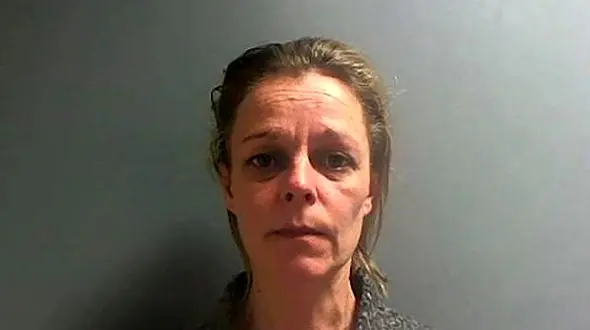 این زن بی حیا با با مردان داخل  پارک چه سر و سری داشت! / او دستگیر شد + عکس