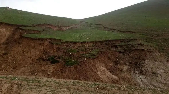  رانش و فرو نشست محور دوازده امام در شهرستان اردل+ عکس 