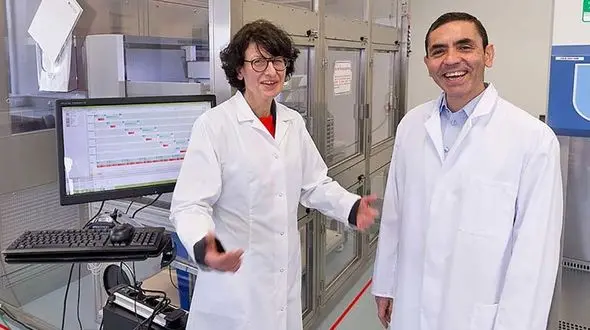 تلاش دکتر شاهین و خانم دکتر تورچی برای تولید واکسن کرونا + عکس