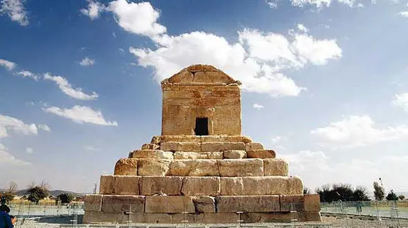 در زادروز کورش در پاسارگاد چه گذشت؟/ روایت نماینده شیراز از حضور مردم 