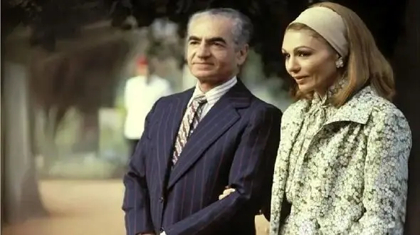 عکس سفر به ایام قدیم سال 1357 /  شاه و فرح دیبا بعد فرار کنار استخر تو مراکش