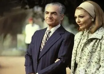 عکس سفر به ایام قدیم سال 1357 /  شاه و فرح دیبا بعد فرار کنار استخر تو مراکش