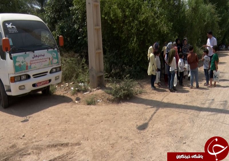 دستان پر مهری که با عشق فرهنگ مطالعه را در روستاها ترویج می دهد