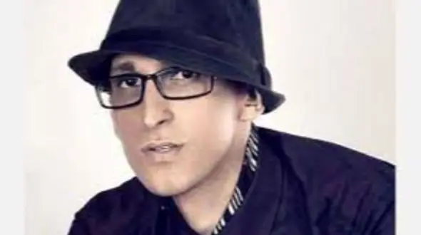 سفر در زمان/ تصاویر دیده نشده از مرتضی پاشایی در حال مداحی در دسته عزاداری