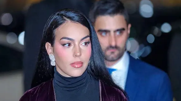 عکس  اعتراض جنجالی به برهنگی نامزد رونالدو در عربستان ! / جورجیا با خاک یکسان شد !