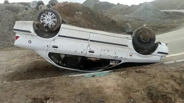 ببینید / واژگونی سمند وسط جاده / ترمز دستی خودرو را بکشید!