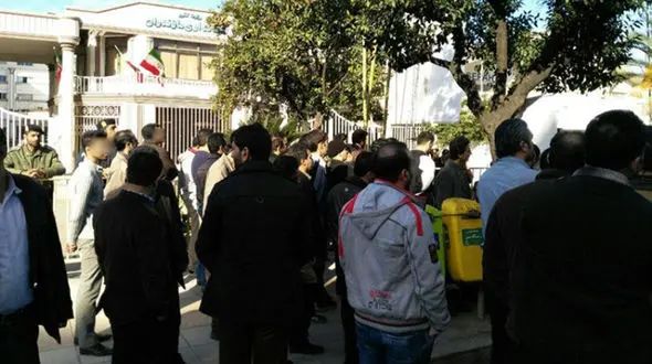 تجمع اعتراضی مردم ساری در مقابل استانداری