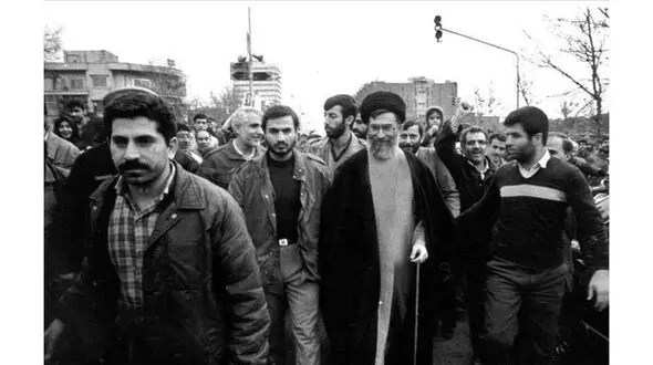 حضور آیت‌الله خامنه‌ای در یکی از راهپیمایی‌های ۲۲بهمن دهه 60+عکس 