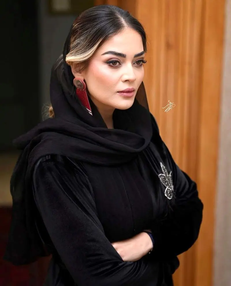 عارفه معماریان و استایل مخملی با روسری بلند