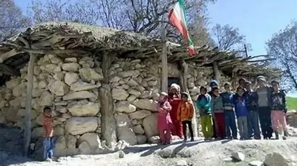 مدارس سنگی و گلی هنوز برچیده نشده است