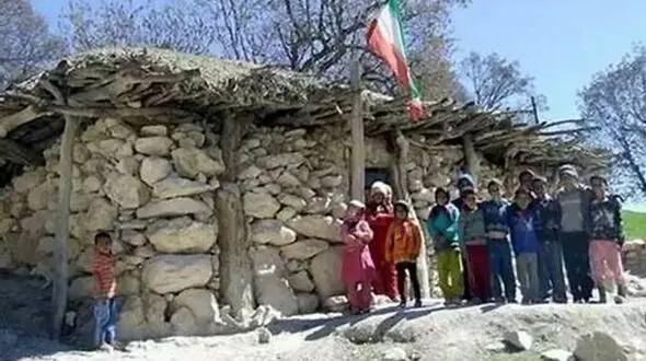 مدارس سنگی و گلی هنوز برچیده نشده است