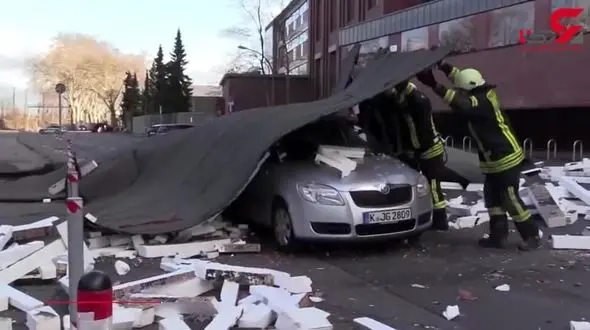 لحظه‌ی سقوط سقف یک ساختمان روی خودرو+فیلم