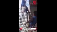 زن عصبانی طناب بالابر کارگر ساختمانی را قطع کرد! + فیلم وحشتناک
