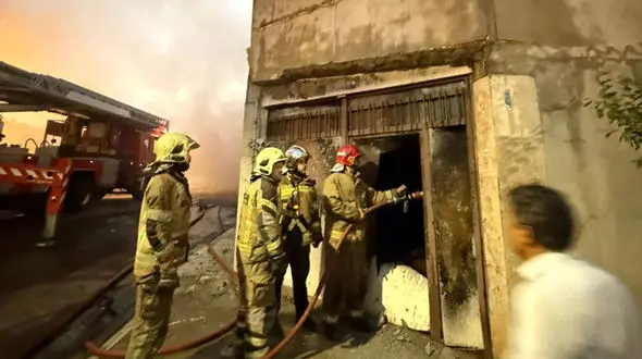 فیلم آتش‌سوزی مهیب در انبار 2000 متری لوازم یدکی در جاده قدیم / 10 ایستگاه آتش‌نشانی به محل اعزام شدند