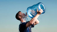 10 خطر نوشیدن بیش از حد آب + فیلم