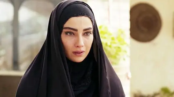 استایل زمستانی به سبک بازیگر سریال «نجلا» / از کلاه گرم روسی تا بافت یقه اسکی / خانم بازیگر خارج از تلویزیون یکی دیگه است!