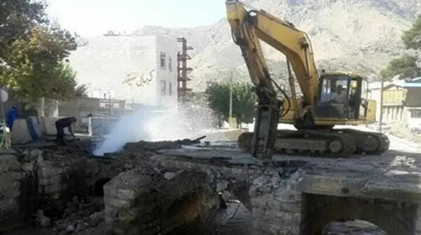 تخریب پل تاریخی بهداری خرم آباد / عوامل شهرداری مجوز نداشتند + عکس
