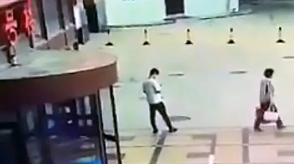 خودکشی بیمار سرطانی هنگام سقوط از طبقات بیمارستان مرد دیگری را مجروح کرد + عکس