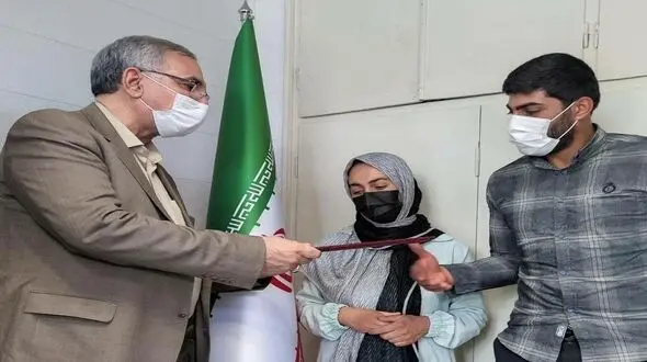 اهدای یک قطعه زمین به پدر و مادر ۴ قلوهای سلماسی توسط وزیر بهداشت