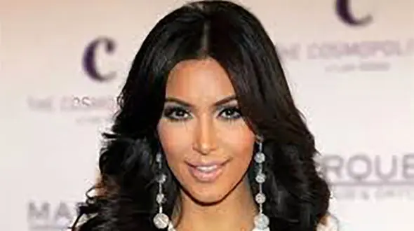 سلفی جالب کیم کارداشیان در تخت خواب+عکس