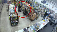 فیلم خنده دار بازداشت سارق مسلح توسط 2 دله دزد در فروشگاه / ببینید