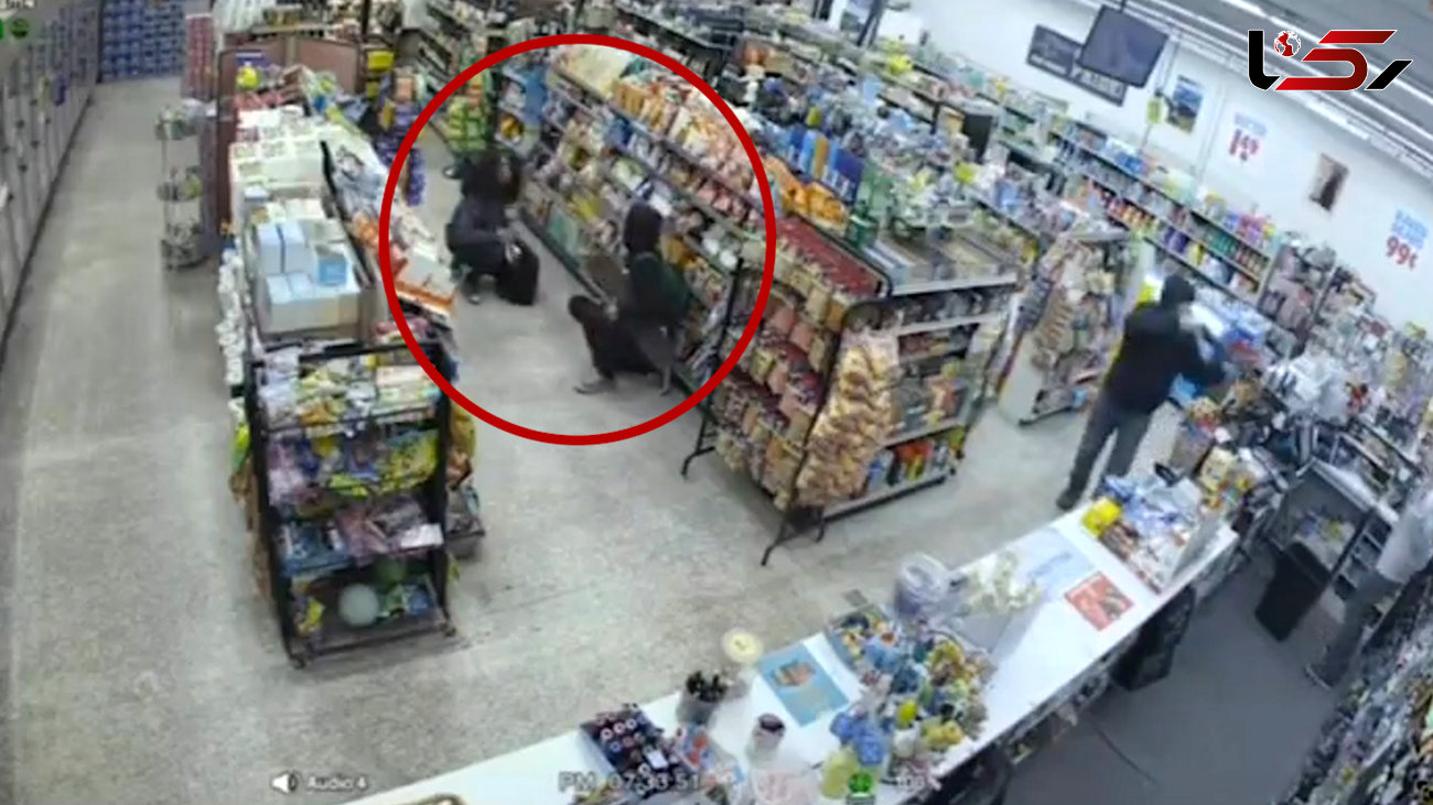 فیلم خنده دار بازداشت سارق مسلح توسط 2 دله دزد در فروشگاه / ببینید