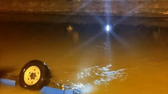 سقوط نیسان آبی در کانال آب/سرنشینان خودرو مفقود شده اند