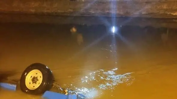 سقوط نیسان آبی در کانال آب/سرنشینان خودرو مفقود شده اند