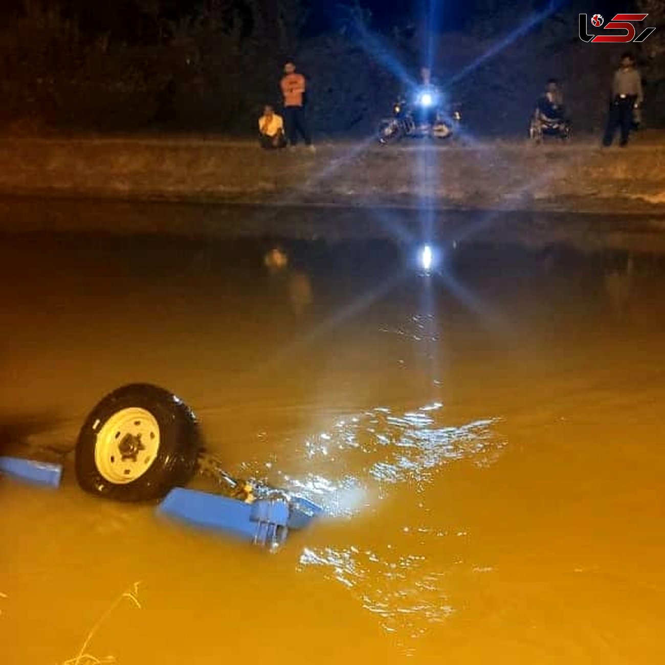 سقوط نیسان آبی در کانال آب/سرنشینان خودرو مفقود شده اند