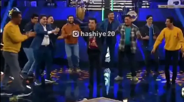 فیلم آواز شاد /  مسابقه رقص داریوش فرضیایی با شرکت کننده ها که یکی یکی میان جلو  / آخری عالیه