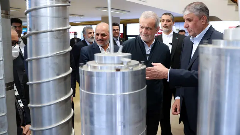 بازدید رئیس‌جمهور از نمایشگاه دستاوردهای صنعت هسته‌ای